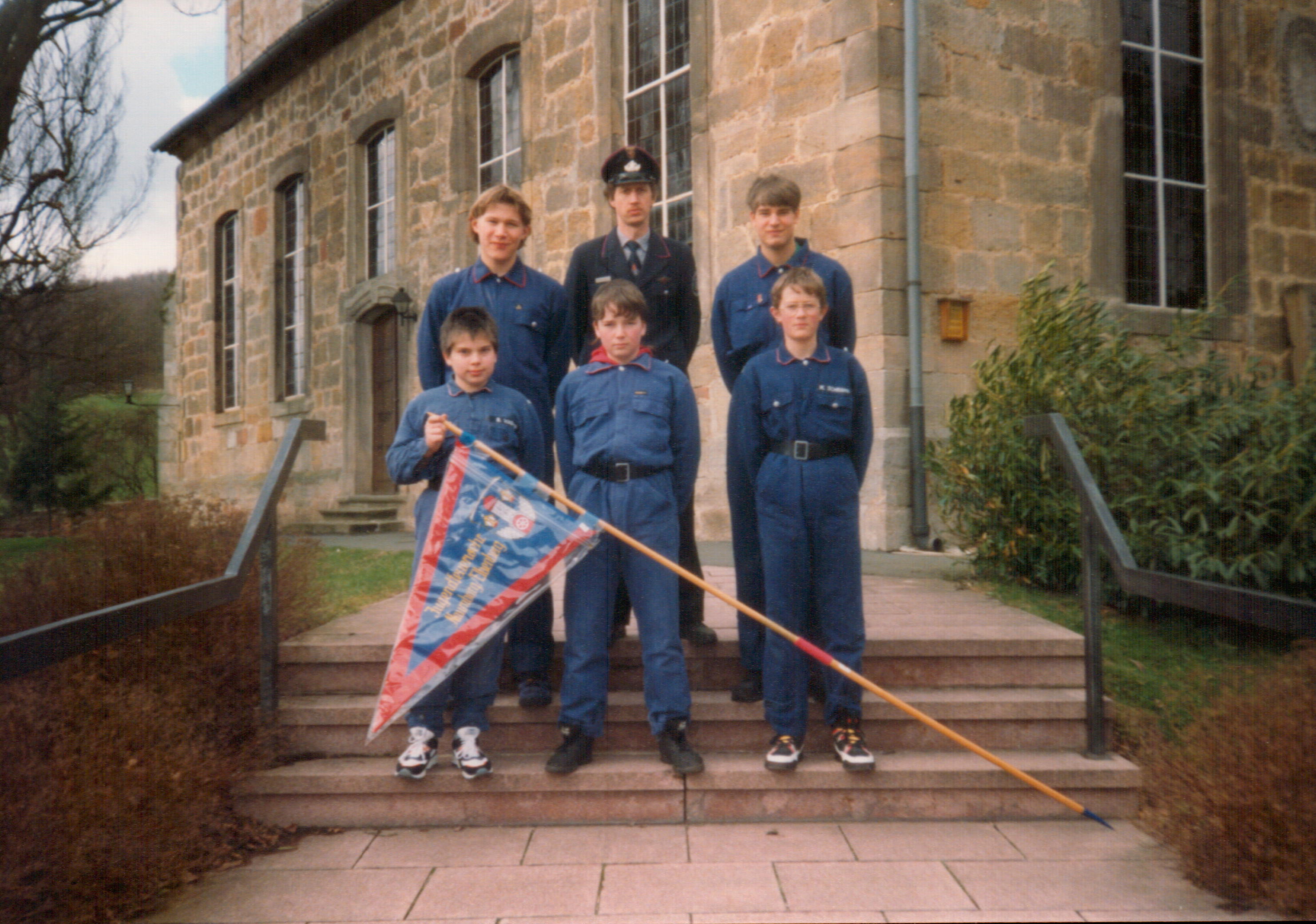 1994 03 Jugendfeuerwehr auf der Kirchentreppe 002