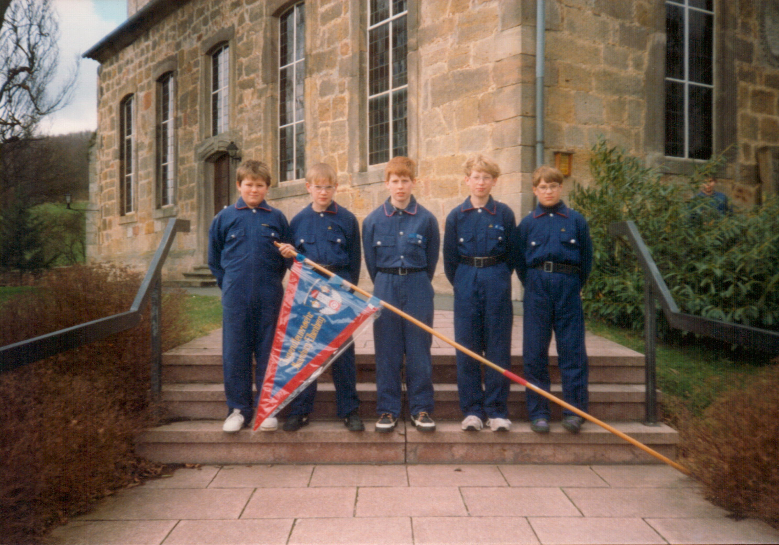 1994 03 Jugendfeuerwehr auf der Kirchentreppe 003