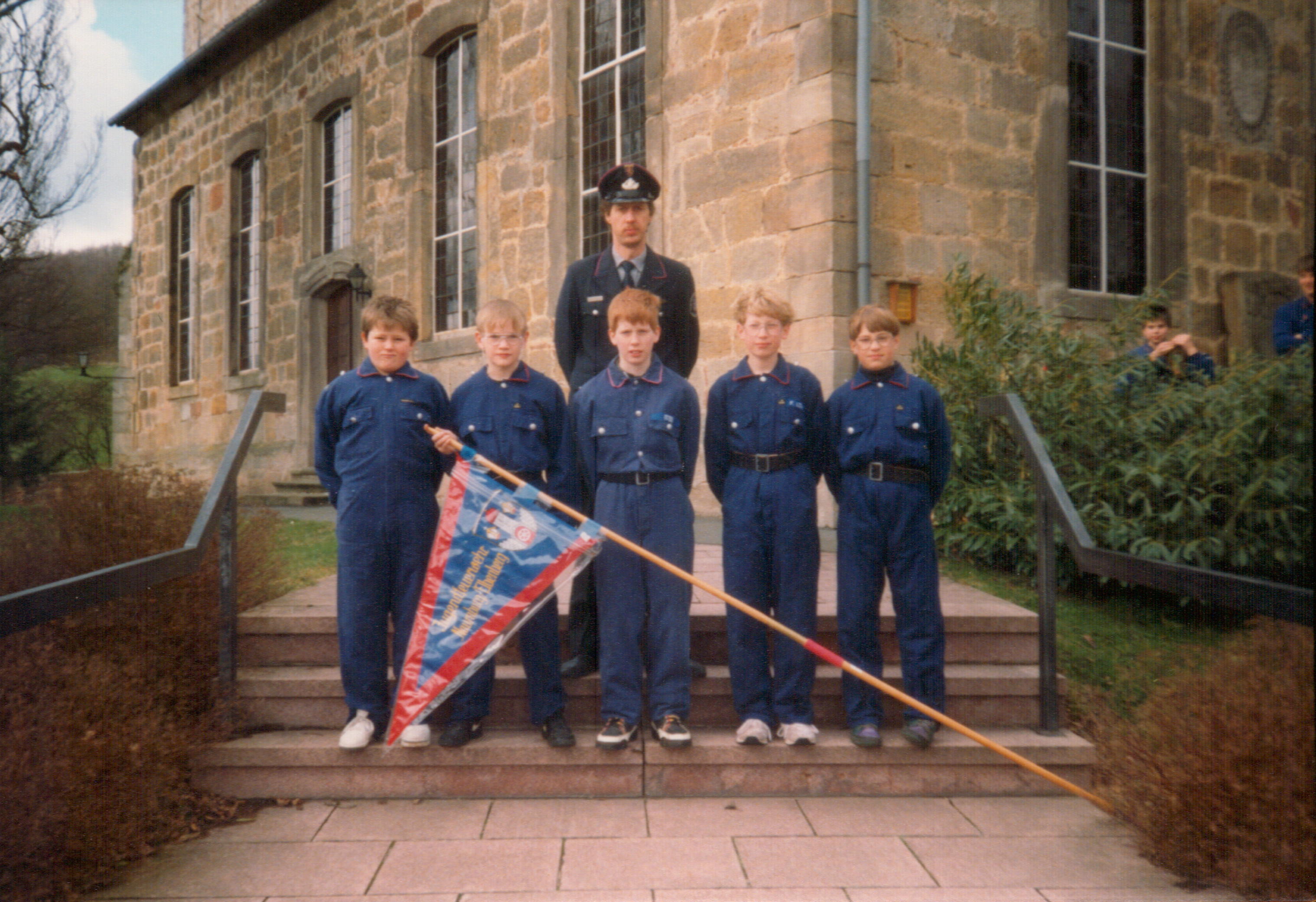 1994 03 Jugendfeuerwehr auf der Kirchentreppe 004