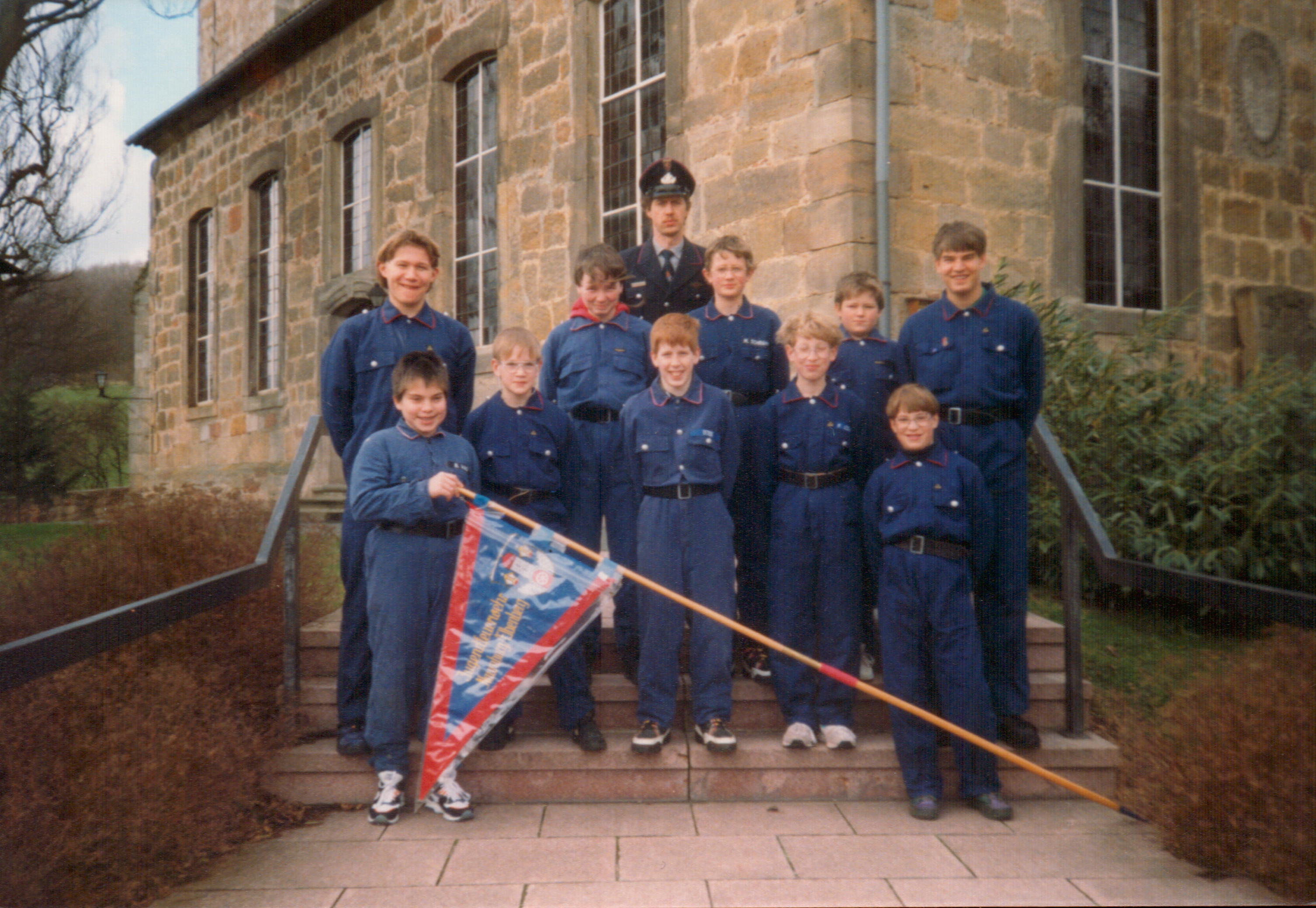 1994 03 Jugendfeuerwehr auf der Kirchentreppe 005