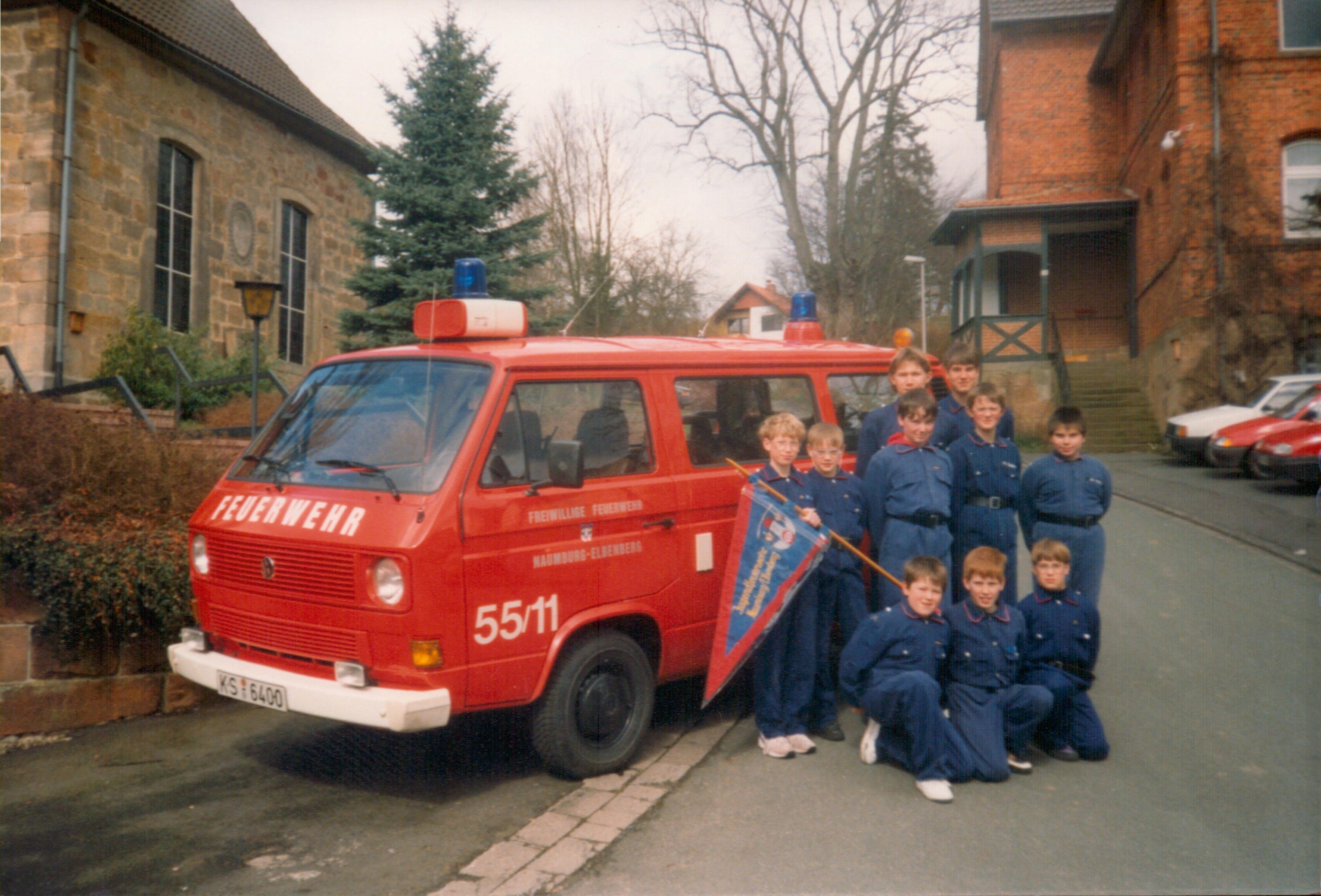 1994 03 Jugendfeuerwehr vor ELW vor Kirche 003