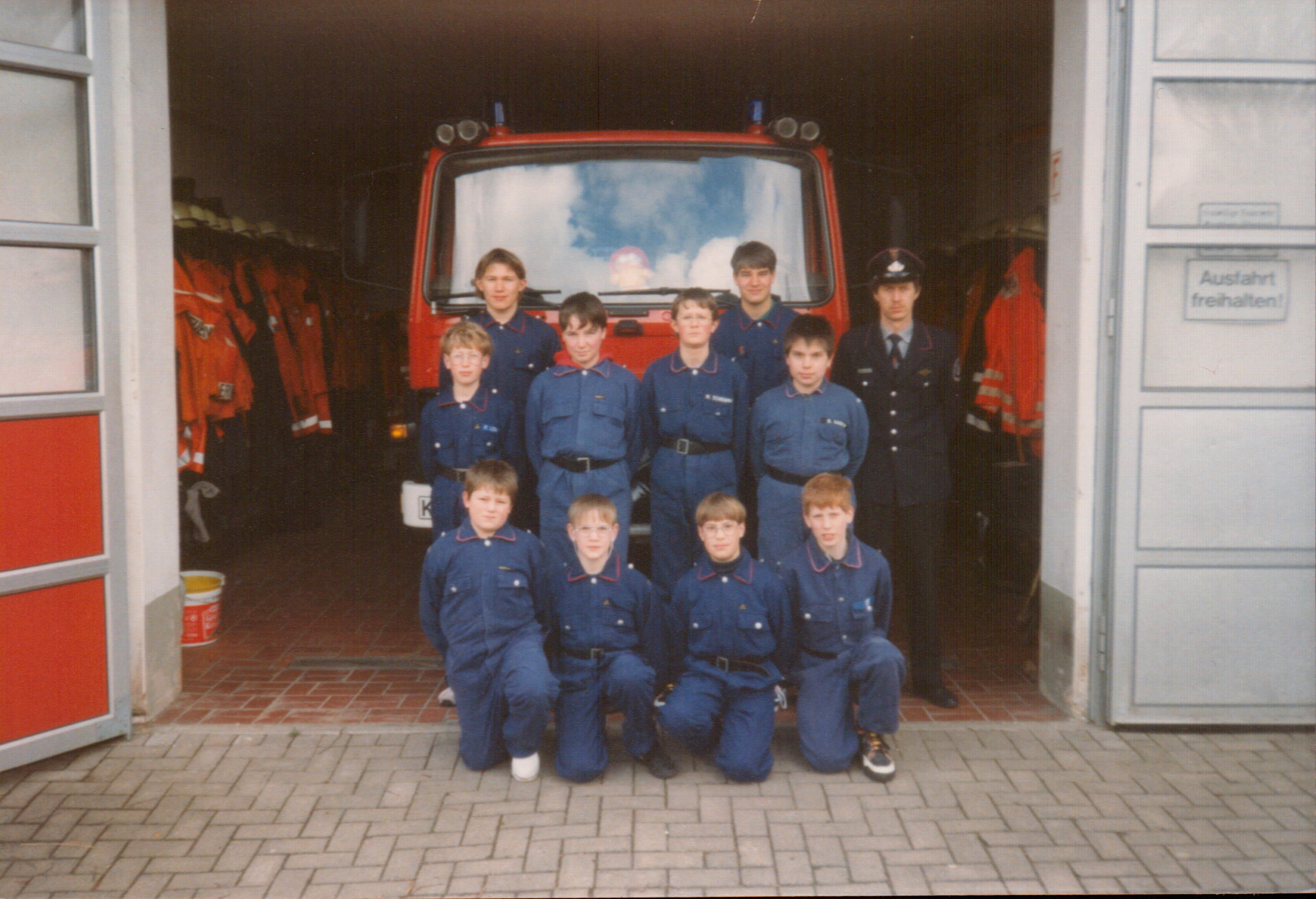 1994 03 Jugendfeuerwehr vor LF8 vor alten Feuerwehrhaus 001