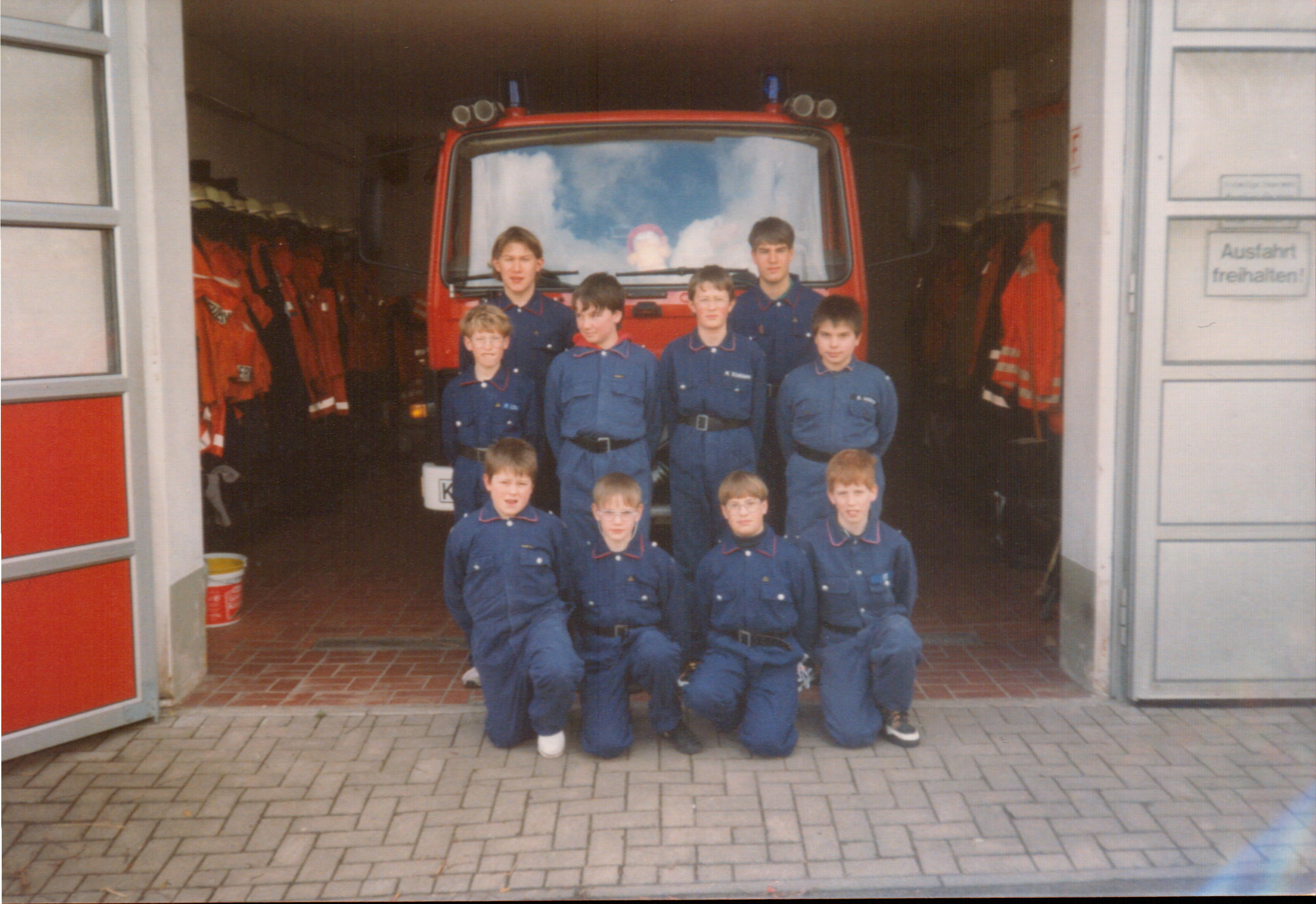 1994 03 Jugendfeuerwehr vor LF8 vor alten Feuerwehrhaus 002