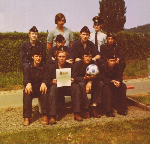 1971 06 13 Bild nach 2. Platz beim Fußballturnier am 13.6.71 in Balhorn